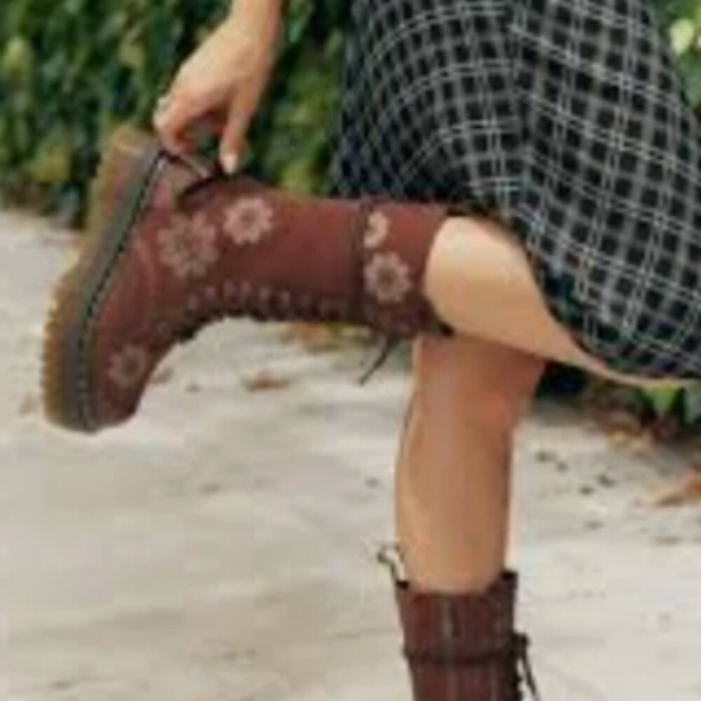 Dark Brown ~ DR. MARTENS 1B99 DUNNET FLOWER E.H Suede PLATFORM BOOTS ~ RARE FIND - Picture 16 of 16